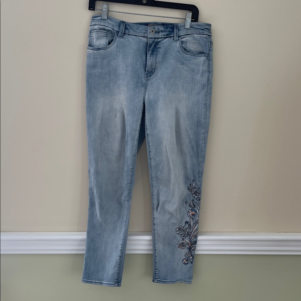 CHICOS Light Blue Ankle Jeans with Floral Embroidered Leg Detail Size 6 - Picture 5 of 14